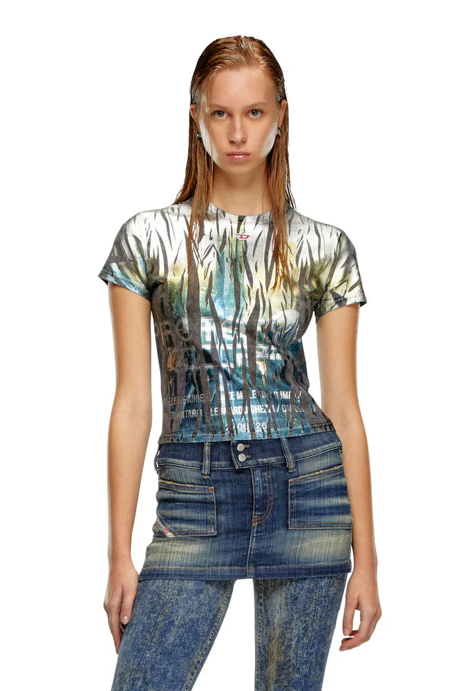 T-shirt with creased foil treatment