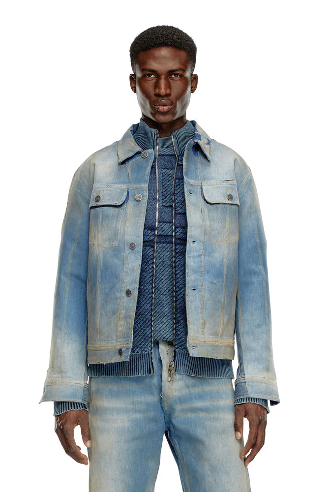 Trucker jacket in peel-off denim
