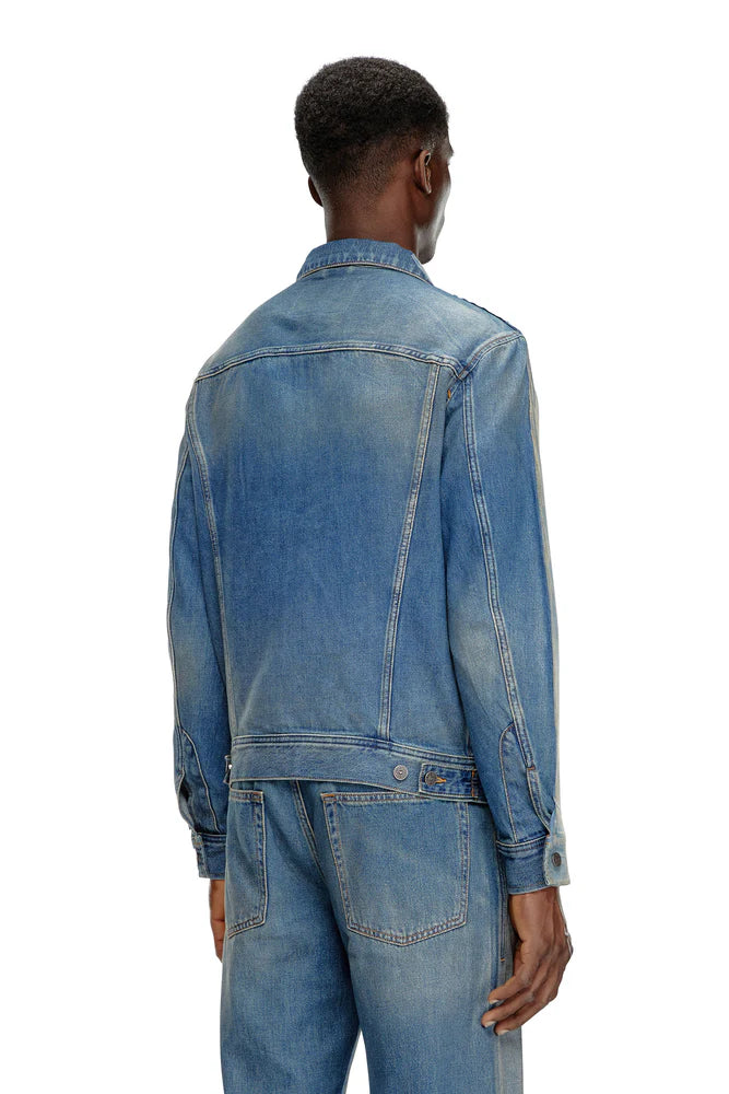 Trucker jacket in peel-off denim