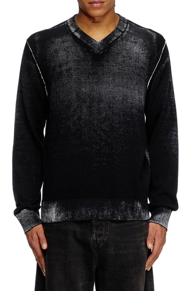 V-neck jumper with reverse print