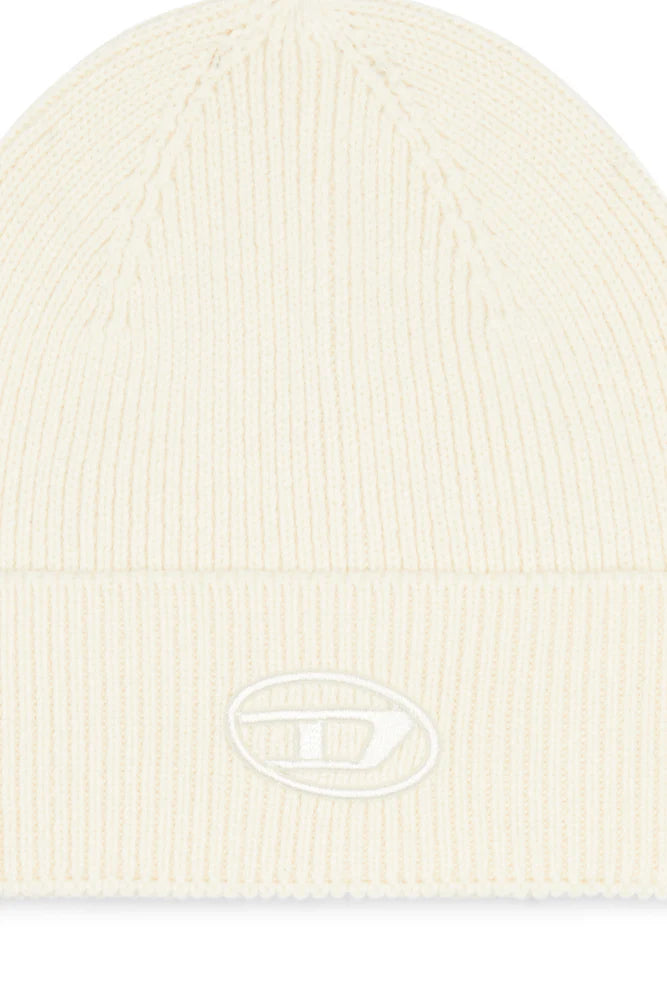 Ribbed beanie with D embroidery
