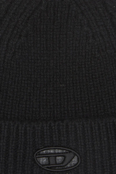 Ribbed beanie with Oval D cut-out