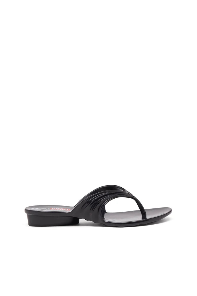 Sculptural flip-flops in Melflex®