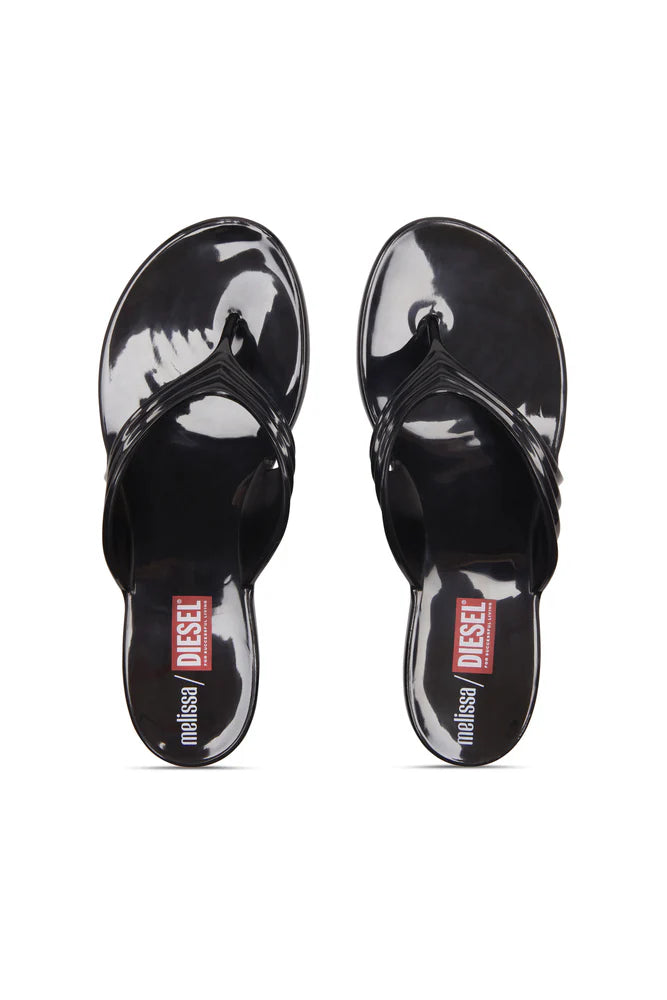 Sculptural flip-flops in Melflex®